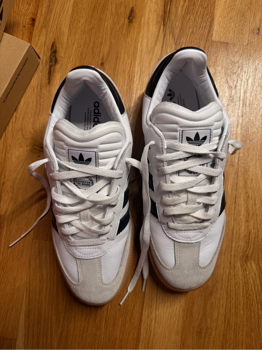 Adidas Samba XLG White and Black Retro Runner Sneakers
Mens size 10.5